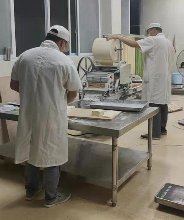 1649658763798369.jpg 图3.面皮生产.jpg