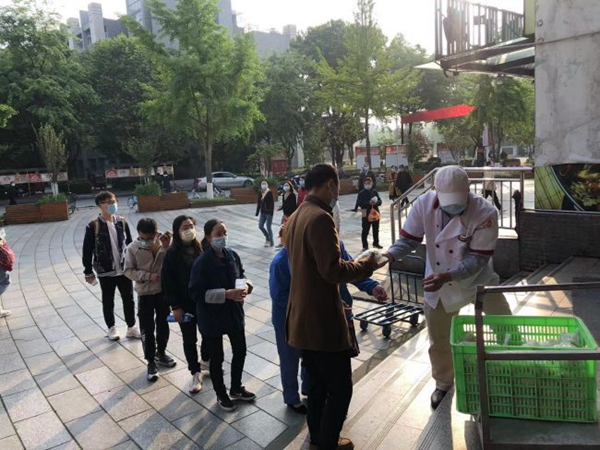 1649658763884211.jpg 图5.分发早餐.jpg