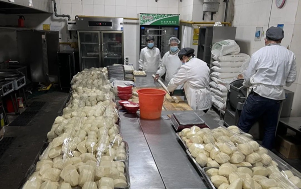 1651026785636821.jpg 3准备早餐.jpg