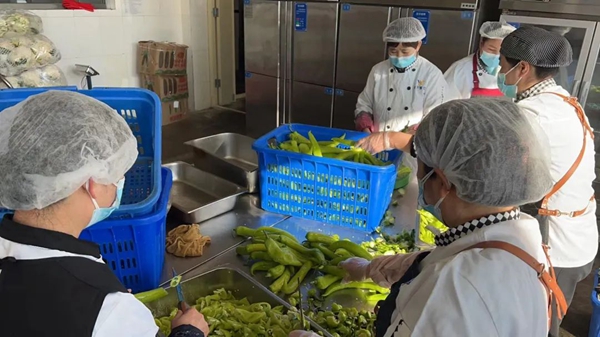 1651026935645722.jpg 7准备晚餐.jpg