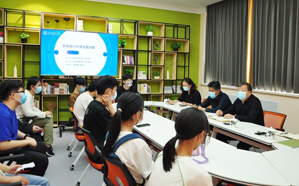 1652512580346624.jpg 2022.05.05与学生面对面照片.JPG