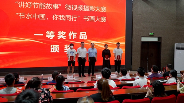 1656759617429050.jpg 赵建岭副校长与水务局张义松副局长为一等奖获奖作品颁奖.jpg