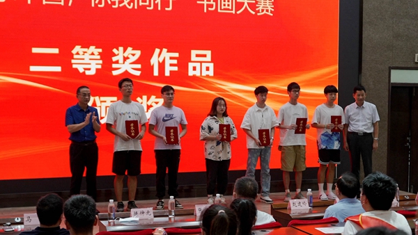 1656759637114247.jpg 总务部部长陈仲元与徐州市水资源管理处处长韩刚为二等奖作品颁奖.jpg