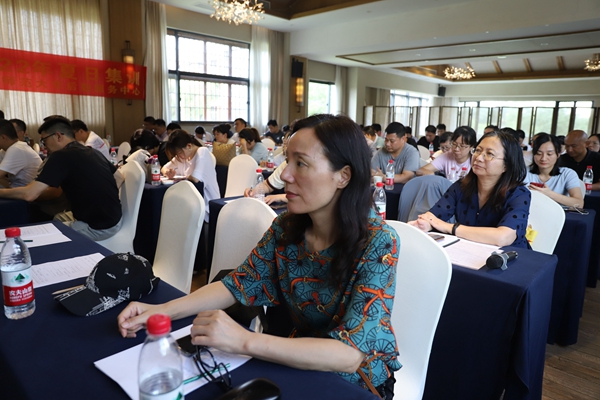 学员们认真听讲.jpg