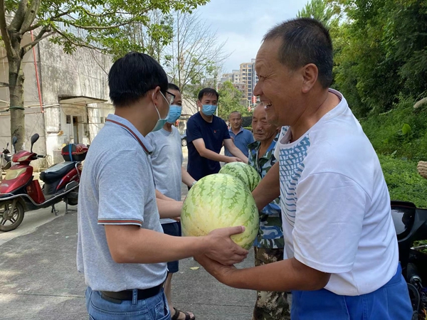 后勤第三党支部为一线员工“送清凉”图3.jpg