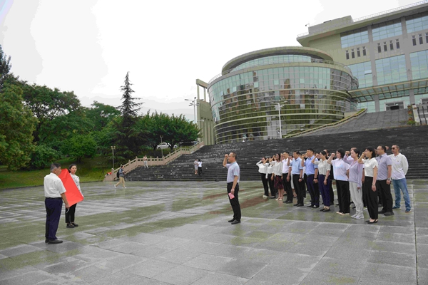 1720408345248668.jpg 入党宣誓.jpg