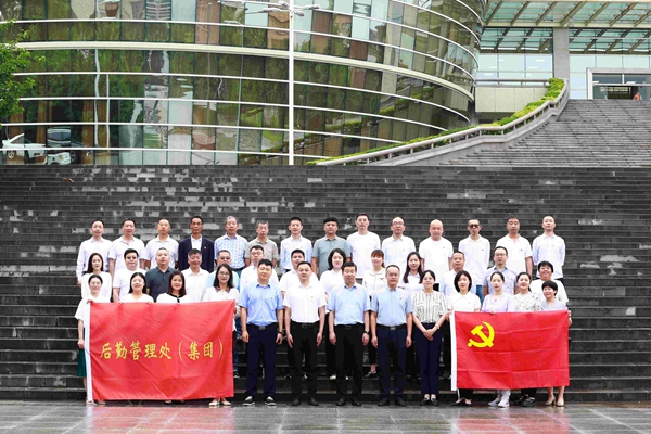 1720408384887276.jpg 党旗后勤旗大合影.jpg