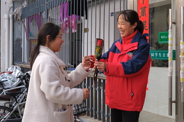6.送花（学通社记者 吴彦乐 摄）.jpg