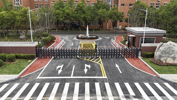主校区东南门.jpg