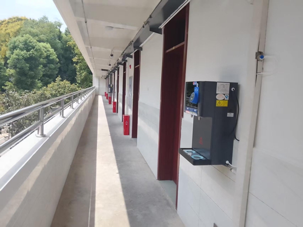 1757408329102431.jpg 每层楼安装直饮机(宿管中心 邱梦 摄).jpg