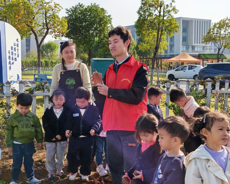 1764302397624983.jpg 稼穑学堂三日劳动实践活动绘就协同育人新图景.jpg