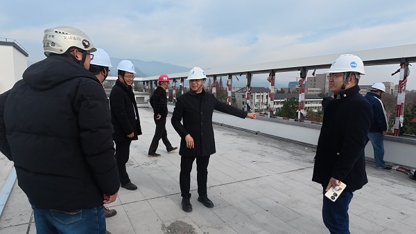 7.朱毅峰一行检查理工科实验中心项目.JPG