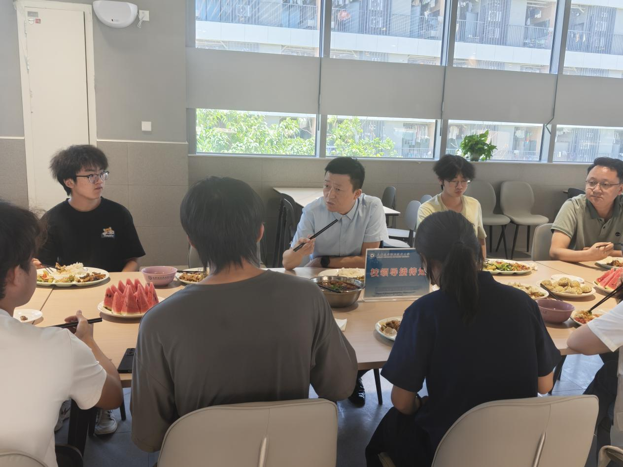 交流会现场.png